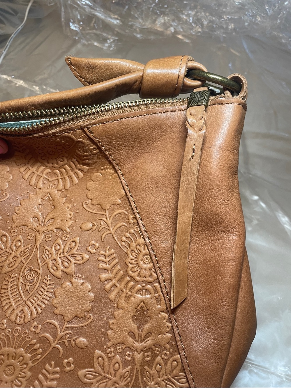 “The Sak” Embossed Tan Brown Leather Hobo Shoulder HandBag. Brass Hardware. - Picture 3 of 16